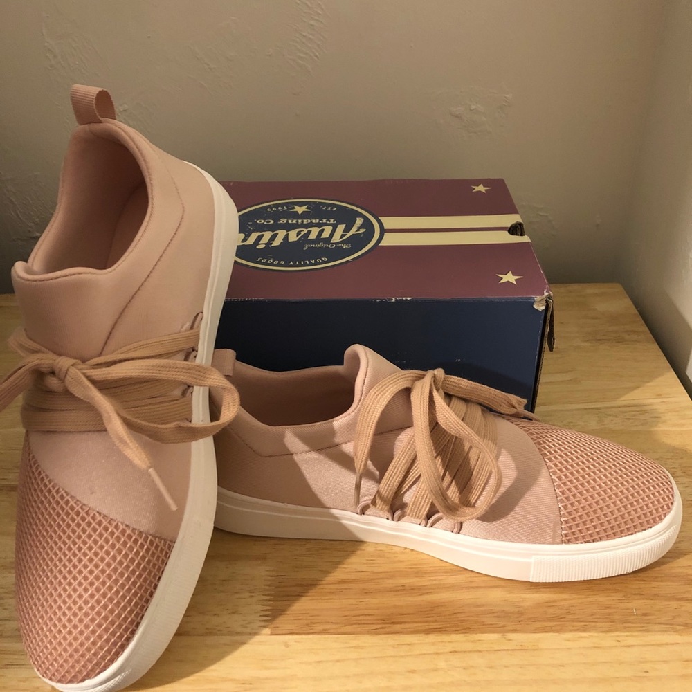Sneaker Casual Shoe Austin Trading Co Size 9 New